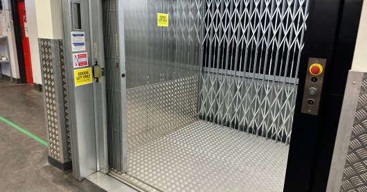 Installation of a goods lift